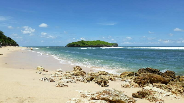 Menyelami Keindahan Alam Pantai Tradisi Sadranan